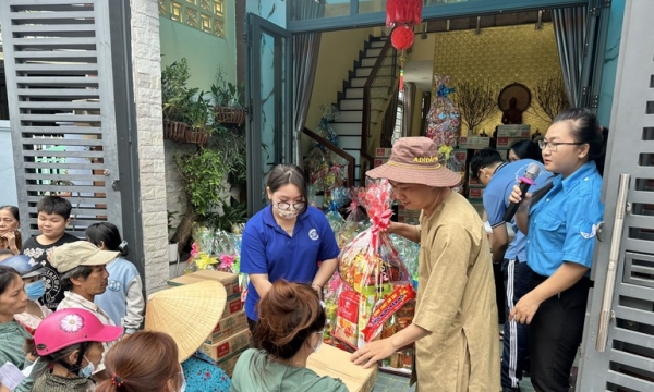 Tịnh thất An Lạc tặng quà Tết đến người dân xã Phước Lộc, huyện Nhà Bè dịp cuối năm