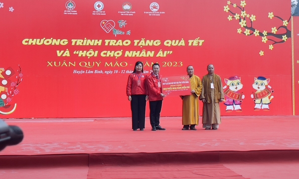 BTS GHPGVN tỉnh Tuyên Quang trao quà Tết cho người dân tại “Hội chợ Nhân ái” Xuân Quý Mão 2023