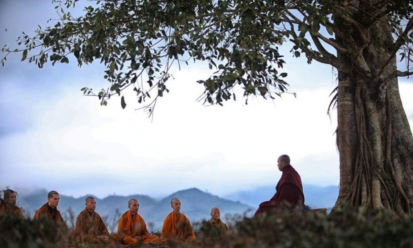 Lúc lạy Phật và ngồi thiền tác ý tâm từ bi và tâm khiêm hạ như thế nào?