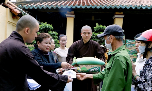 Tổ đình Hội Khánh trao quà cho người dân dịp Tết nguyên đán