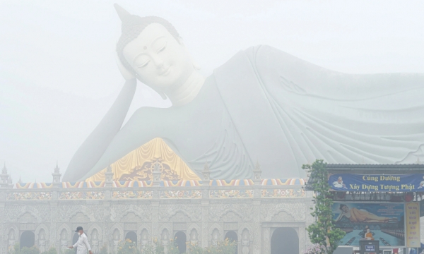 Sương mù phủ trắng ngôi chùa có tượng Phật nằm lớn nhất Việt Nam