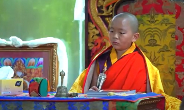 Hoàng tôn Vairochana Rinpoche nhớ lại tiền kiếp của mình với trí tuệ siêu phàm