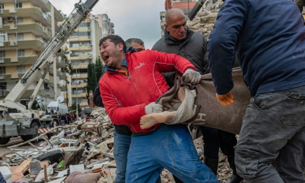 Thương tâm cảnh hoang tàn sau trận động đất khiến gần 5000 người chết ở Thổ Nhĩ Kỳ và Syria