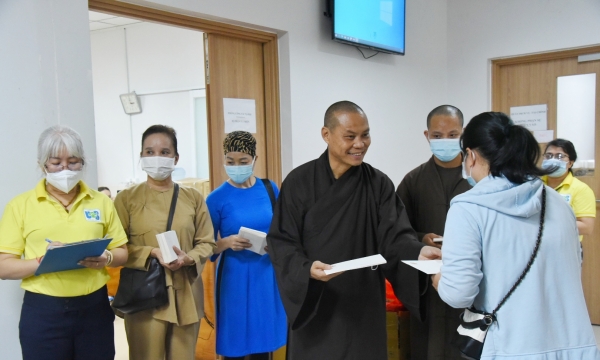 Tu viện Khánh An trao tặng 300 phần quà đến bệnh nhân tại bệnh viện Ung bướu