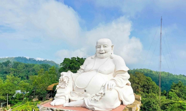 Chiêm ngưỡng tượng Phật trên đỉnh núi lớn nhất châu Á tại An Giang