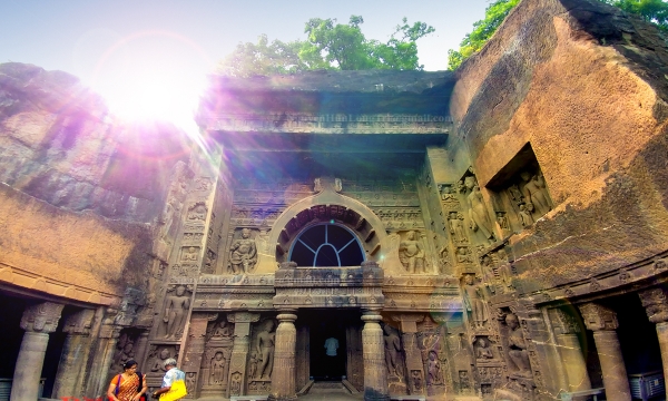 Quần thể hang động Ajanta - Kì vĩ những ngôi chùa tạc trên vách núi