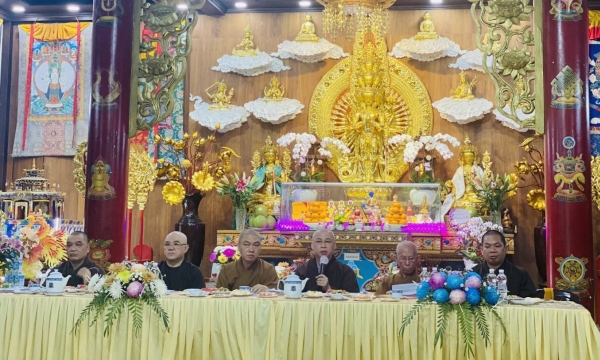 TP.HCM: Phật giáo Q.Phú Nhuận hạ thủy 7 đóa sen vàng trên kênh Nhiêu Lộc mừng Đại lễ Phật Đản