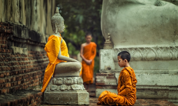 Tại sao Phật từ thường quỳ trước tượng Phật Quan Âm ngồi đài sen