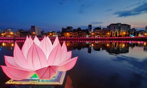 Ban Trị sự GHPGVN tỉnh Bình Thuận sẽ thắp sáng 7 đóa sen hồng Kính mừng Phật đản trên sông Cà Ty