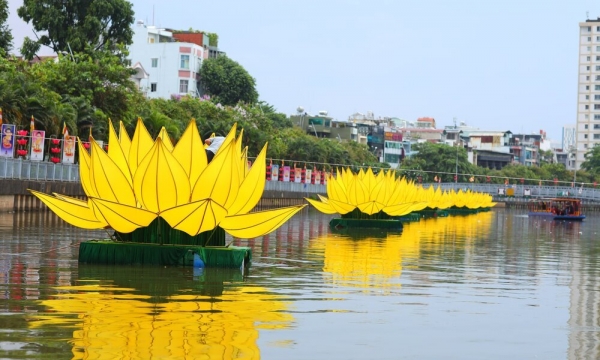 Hạ thủy 7 đóa sen vàng kính mừng Phật đản trên kênh Nhiêu Lộc