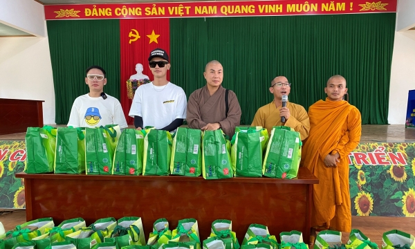 Hội từ thiện chùa Tường Nguyên tổ chức trao quà và khám bệnh miễn phí đến bà con khó khăn
