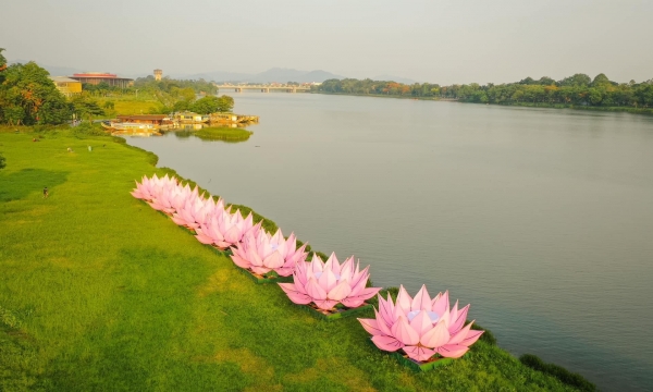 Hạ thủy 7 hoa sen mừng Phật đản trên sông Hương