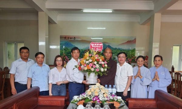 Nghệ An: Lãnh đạo UBND huyện Quỳnh Lưu chúc mừng Phật đản đến BTS PG huyện