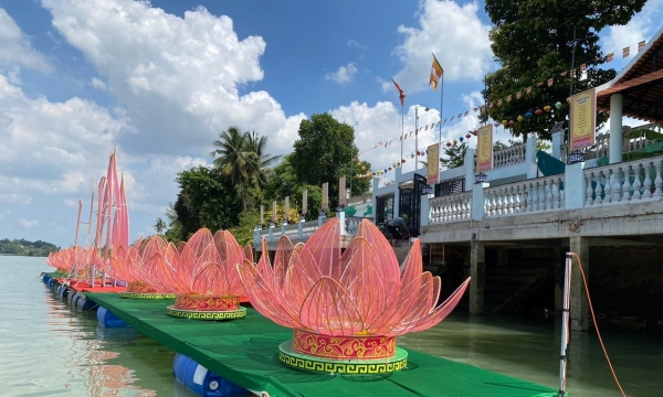 BTS GHPGVN TP.Tân Uyên hạ thủy 7 hoa sen kính mừng Phật đản trên sông Đồng Nai