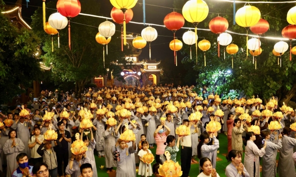 Lung linh ánh đèn hoa đăng kính mừng Đại lễ Phật đản PL.2567 tại chùa Thiên Quang