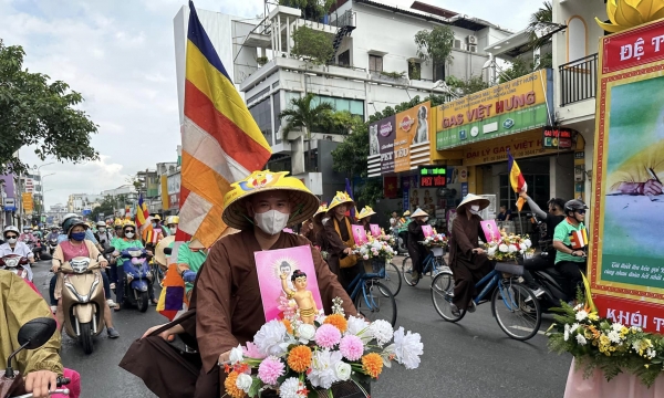 TP.HCM: BTS GHPGVN Q.Phú Nhuận diễu hành xe hoa mừng Phật đản