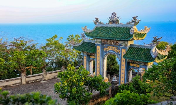 Chiêm ngưỡng vẻ đẹp hữu tình của chùa Linh Ứng trên bán đảo Sơn Trà