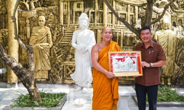 Đà Nẵng: Đoàn Tổng Lãnh sự quán Việt Nam tại Paksé (Lào) viếng thăm chùa Tam Bảo