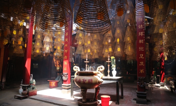 Khám phá kiến trúc lạ mắt của ngôi chùa trăm năm tuổi bên bến Ninh Kiều Cần Thơ