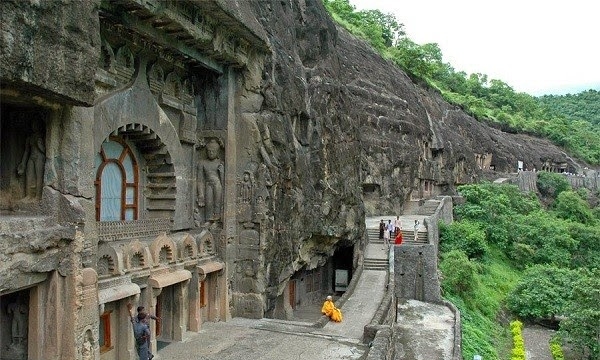 Độc đáo và huyền bí tại quần thể hang động nghìn Phật ở Ấn độ