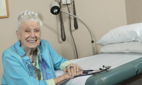 Bác sĩ 102 tuổi chia sẻ 5 bí quyết sống trường thọ