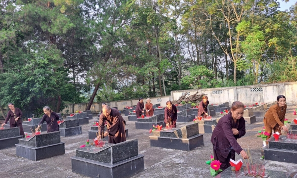 Cao Bằng: Chùa Trúc Lâm Tà Lùng dâng hương viếng nghĩa trang liệt sĩ huyện Quảng Hòa