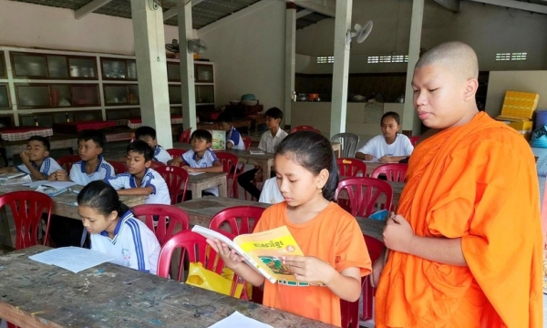 Vào chùa học chữ Khmer dịp hè