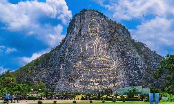 Trân Bảo Phật Sơn -  tượng Phật dát vàng trên núi ở Pattaya