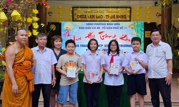 Đà Nẵng: Phát quà đến trẻ em vui tết trung thu tại chùa Tam Bảo