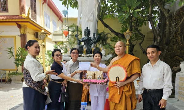 Đà Nẵng: Tổng lãnh sự nước CHDCND Lào thăm và cúng dường An cư kiết hạ tại chùa Tam Bảo