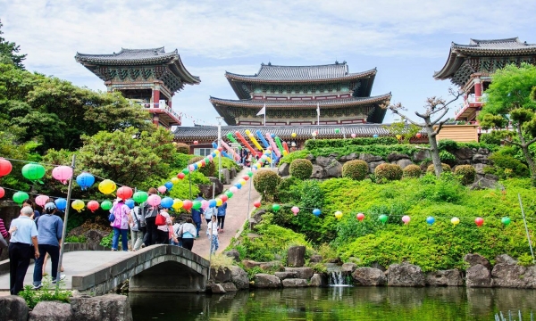 Chùa Yakcheonsa với vẻ đẹp hiện đại, điểm đến nổi tiếng tại Hàn Quốc