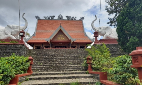 Ngôi chùa có kiến trúc độc đáo ở xứ sở sương mù