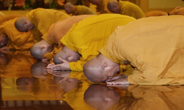 Tại sao lạy Phật, chúng ta tiêu nghiệp?