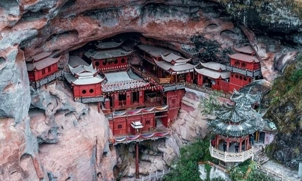 Ngôi chùa cổ ẩn mình trong hốc đá ở Trung Quốc