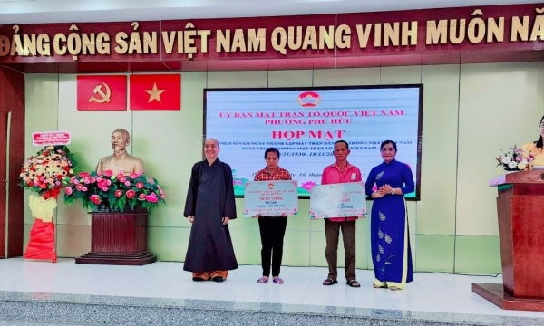 Chùa Thiền Giác trao quà nhân dịp kỷ niệm 93 năm ngày Truyền thống Mặt trận Tổ quốc Việt Nam