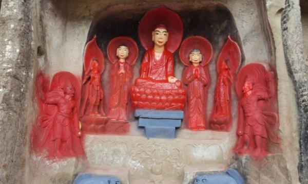 Tượng Phật cổ hàng nghìn năm tuổi bị du khách bôi màu xanh đỏ lem nhem