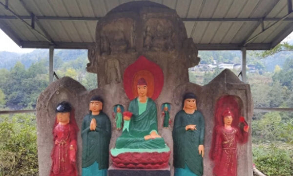 Dân làng Trung Quốc sơn màu sặc sỡ lên bộ tượng Phật cổ quý hiếm