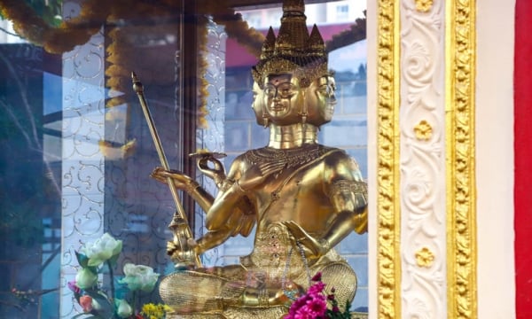 Tượng Phật bốn mặt ở TP.HCM hút ngàn người tới chiêm bái