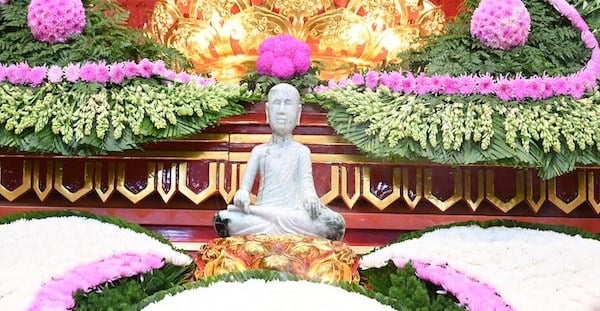 An vị tôn tượng Phật hoàng Trần Nhân Tông bằng ngọc phỉ thúy tại Cung Trúc Lâm Yên Tử