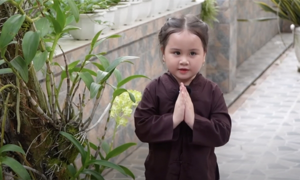 Bé gái 4 tuổi Bình Dương gây shock vì sự hiểu biết về Phật pháp