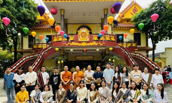 Hội sinh viên Lào đến chùa Tam Bảo lễ Phật đặt bát và công quả Tết Dương lịch 2024
