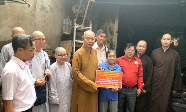 TP.HCM: Ban Trị sự Phật giáo Q.8 hỗ trợ gia đình bị hỏa hoạn tại địa phương