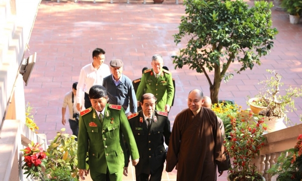 Lãnh đạo Hội Cựu Công an nhân dân viếng chùa Linh Quang
