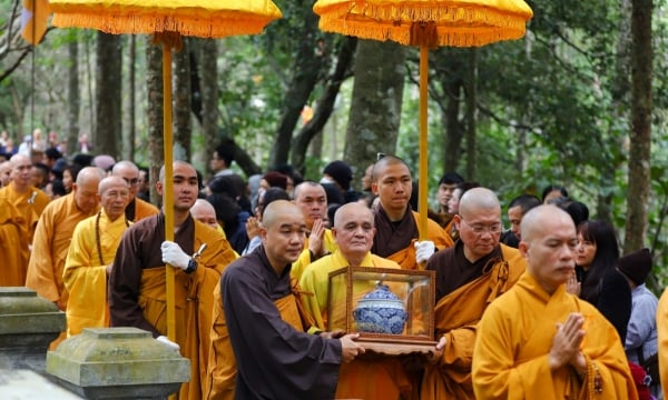 Hàng nghìn Phật tử rước xá lợi thiền sư Thích Nhất Hạnh