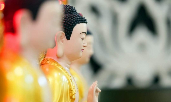 Hướng về Phật Bồ tát cầu nguyện có phải là chấp tướng không?