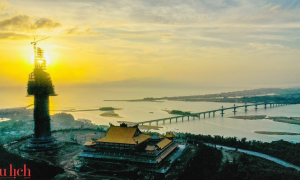 Ngôi chùa xây chưa xong vẫn đón hàng nghìn lượt khách dịp Tết