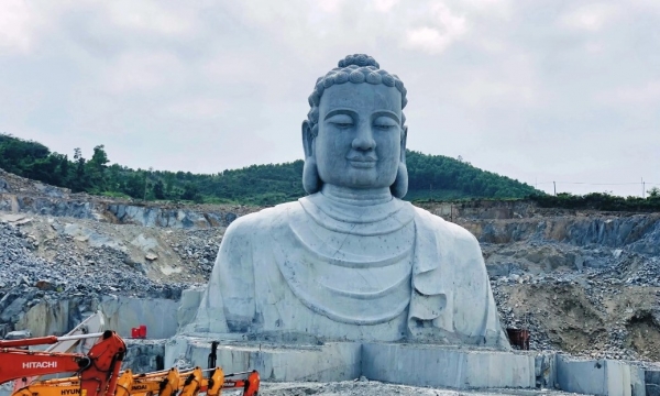 Ngắm tượng Phật khổng lồ bằng đá ở Đà Nẵng