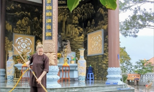 Dễ thương: Người nước ngoài làm công quả trong chùa Việt