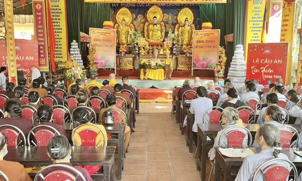 Hơn 200 Phật tử tham gia học lớp giáo lý tại chùa Hồng Ân