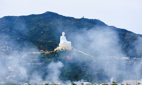 Phong cảnh hữu tình bên tượng Phật Thích Ca cao nhất Đông Nam Á